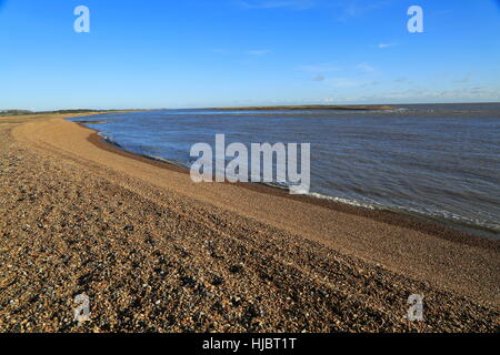 Nord Weir punto la punta meridionale di Orford Ness allo spiedo, minerale di fiume, strada di ciottoli, Suffolk, Inghilterra, Regno Unito Foto Stock