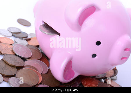 Salvadanaio caduta con monete versando il concetto di debito o problemi di finanziamento Foto Stock