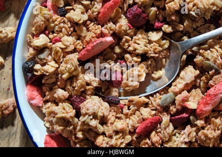 Granola in metallo bianco ciotola Foto Stock