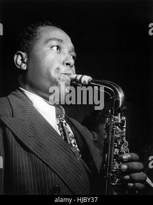 CHARLIE PARKER (1920-1955) usa il musicista jazz presso i tre Deuces club a 72 West 52nd Street, New York nel mese di agosto 1947. Foto: William Gottlieb Foto Stock