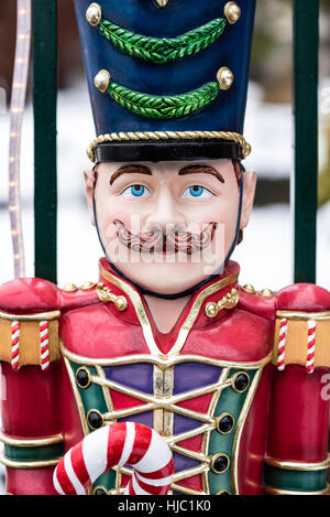 Una chiusura di un giocattolo moustached solder figura in tuta rossa Foto Stock