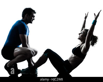 Un caucasian giovane donna uomo personal trainer coach esercitando addominali studio silhouette isolati su sfondo bianco Foto Stock