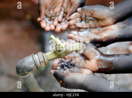 Simbolo per la mancanza di acqua in Africa - Simbolo di scarsità. La carenza di acqua o per la mancanza di acqua potabile è uno dei leader mondiali nel campo dei problemi che colpiscono m Foto Stock