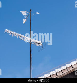 Analog antenna tv coperte di neve Foto Stock