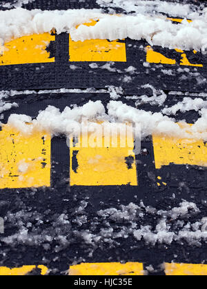 Speed bump ostacolo coperte di neve. Foto Stock