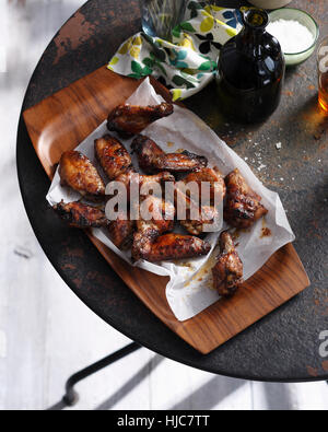 Ali di pollo piccanti sul piatto di portata Foto Stock