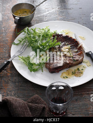 Il Bistro pasto di T-Bone Steak con bercy e salsa di vino rosso sul tavolo Foto Stock