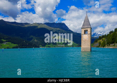 Sommerso Curon chiesa campanile nel lago, Val Venosta, Alto Adige, Italia Foto Stock