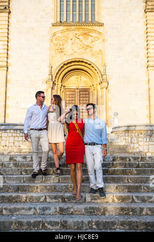 Due coppie turistica sulla scalinata della chiesa, Calvia, Maiorca, SPAGNA Foto Stock