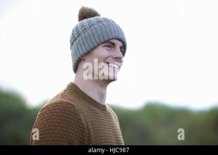 Ritratto di uomo felice indossando beanie Foto Stock