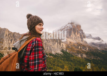 Escursionista godere un paesaggio, Monte Lagazuoi, Alpi Dolomitiche, Alto Adige, Italia Foto Stock