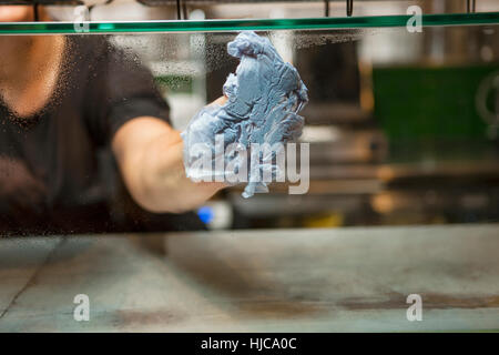 Donna di pulizia delle mani Espositore in vetro cafe Foto Stock