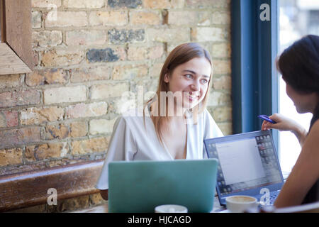 Imprenditrici avente riuniti nel caffè bar, Londra Foto Stock