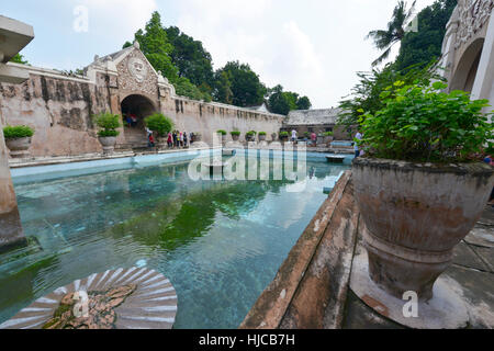 Yogyakarta, Java, Indonesia: le persone che visitano la Taman Sari noto anche come Castello d'acqua il 6 agosto 2016 a Yogyakarta, Java. Foto Stock