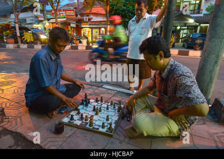 Yogyakarta, Java, Indonesia: Uomini non identificati giocando a scacchi sulla strada a agosto 6, 2016 in Yogyakarta, Java, Indonesia Foto Stock
