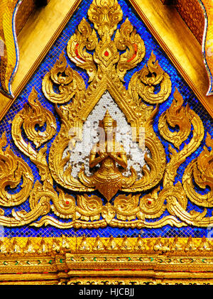 Oro sculture di divinità celesti sulle pareti del palazzo dei re di Bangkok Foto Stock