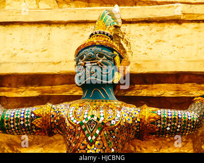 Divinità custode sulle pareti del palazzo dei re, Bangkok, Thailandia Foto Stock