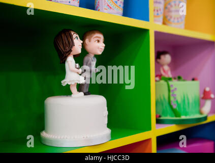 Sposa e lo sposo figurine sulla parte superiore della torta di nozze Foto Stock