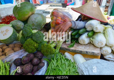 Jakarta, Java, Indonesia - 25 agosto: donna non identificato la vendita di cibo in un mercato di Giacarta il Agosto 25, 2016 in Java, Indonesia Foto Stock