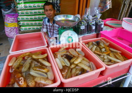 Jakarta, Java, Indonesia - 25 agosto: l'uomo non identificato la vendita di cibo in un mercato di Giacarta il Agosto 25, 2016 in Java, Indonesia Foto Stock