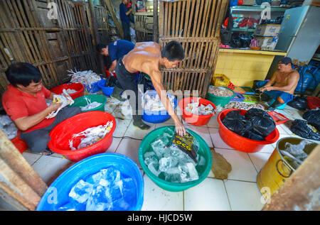 Jakarta, Java, Indonesia - 25 agosto: Uomini non identificati di vendita di alimenti in un mercato di Giacarta il Agosto 25, 2016 in Java, Indonesia Foto Stock