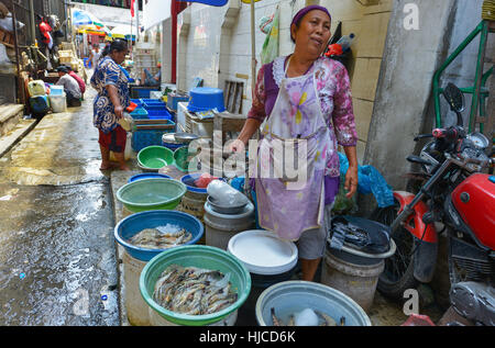 Jakarta, Java, Indonesia - 25 agosto: donna non identificato la vendita di cibo in un mercato di Giacarta il Agosto 25, 2016 in Java, Indonesia Foto Stock