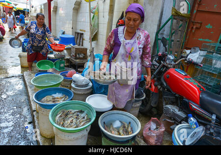 Jakarta, Java, Indonesia - 25 agosto: donna non identificato la vendita di cibo in un mercato di Giacarta il Agosto 25, 2016 in Java, Indonesia Foto Stock