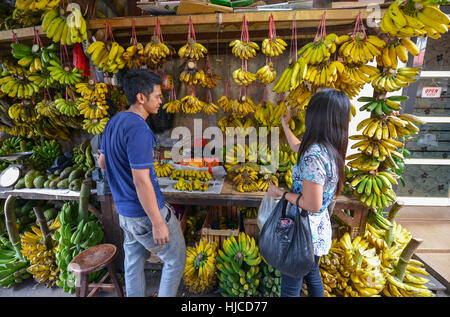 Jakarta, Java, Indonesia - 25 agosto: un uomo la vendita delle banane a Giacarta sul mercato Agosto 25, 2016 in Java, Indonesia Foto Stock