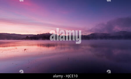 Nebbia sul Lago di Solina all'alba Foto Stock