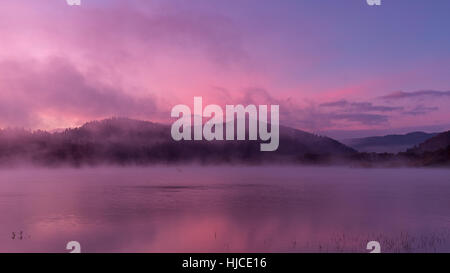 Nebbia sul Lago di Solina all'alba Foto Stock