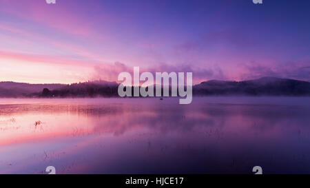 Nebbia sul Lago di Solina all'alba Foto Stock