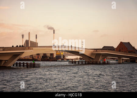 L'Inner Harbour Bridge (Inderhavns broen) di collegamento tra i distretti di Nyhavn e Christianshavn. Copenhagen, Danimarca. Foto Stock