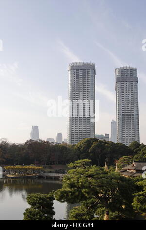 Vista generale dei giardini Hamarikyu (giapponese: Hama-rikyu teien onshi) nel quartiere Chuo, Tokyo, Giappone. Foto Stock