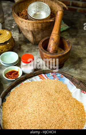 Granella frantumata e pestello, Miss Vy's Cooking Academy, market, ristorante, Hoi An, Vietnam Foto Stock