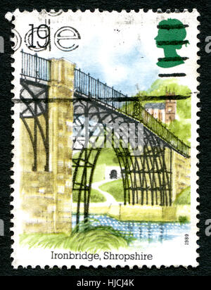 Regno Unito - circa 1989: un usato francobollo DAL REGNO UNITO, raffigurante una illustrazione della storica pietra miliare nello Shropshire - ponte di ferro nel Foto Stock