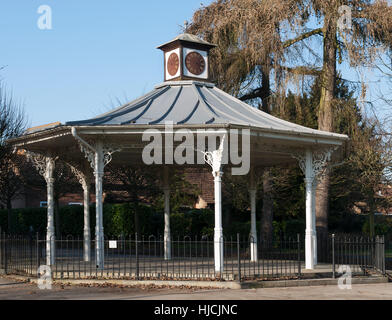 Bandstand in War Memorial Park, Basingstoke, Hampshire, Inghilterra, Regno Unito Foto Stock