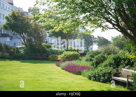 Architettura Regency e giardini a Lewes Crescent, Brighton. Foto Stock