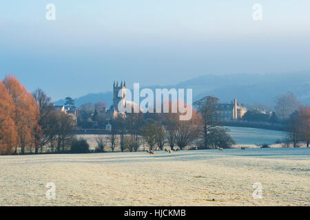 Chiesa di St. Michael nel gelo invernale. Broadway, Cotswolds Worcestershire, Inghilterra Foto Stock