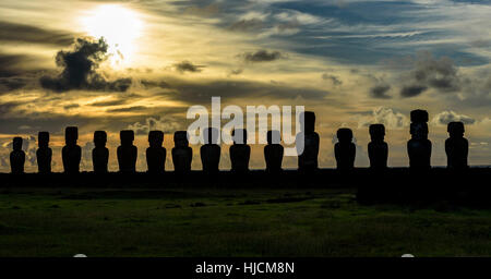 Alba sul Moai a Tongariki piattaforma cerimoniale nell isola di pasqua.Tongariki è la più grande piattaforma (AHU) con 15 Moai (statue) Foto Stock