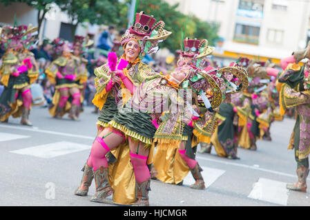 Badajoz, Spagna - 7 febbraio 2016:esecutori prendere parte alla sfilata di carnevale di comparsas a Badajoz città. Foto Stock