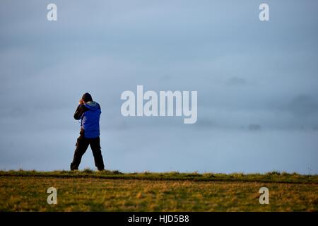 Devil's Dyke, East Sussex 23 gennaio 2017 sulle colline del South Downs National Park vicino a Brighton salire al di sopra della nebbia al tramonto. ©Peter Cripps/Alamy Live News Foto Stock