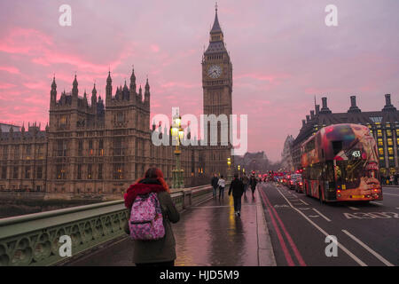 Londra, Regno Unito. Il 23 gennaio 2017. Incredibile tramonto oltre le case del Parlamento. © claire doherty/Alamy Live News Foto Stock