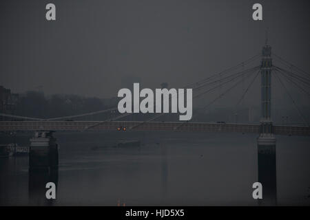 Ponte di Battersea, Londra, Regno Unito. 23 gennaio, 2017. Una nebbiosa Rush Hour conduce a oscurate le viste attraverso albert ponte verso Battersea Power Station. Londra 23 Jan 2017 Credit: Guy Bell/Alamy Live News Foto Stock