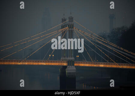 Ponte di Battersea, Londra, Regno Unito. 23 gennaio, 2017. Una nebbiosa Rush Hour conduce a oscurate le viste attraverso albert ponte verso Battersea Power Station. Londra 23 Jan 2017 Credit: Guy Bell/Alamy Live News Foto Stock