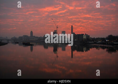 Ponte di Battersea, Londra, Regno Unito. 23 gennaio, 2017. Una nebbiosa Rush Hour conduce ad un magnifico tramonto a monte verso il Chelsea Wharf e il porto. Londra 23 Jan 2017 Credit: Guy Bell/Alamy Live News Foto Stock