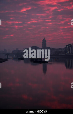 Ponte di Battersea, Londra, Regno Unito. 23 gennaio, 2017. Una nebbiosa Rush Hour conduce ad un magnifico tramonto a monte verso il Chelsea Wharf e il porto. Londra 23 Jan 2017 Credit: Guy Bell/Alamy Live News Foto Stock