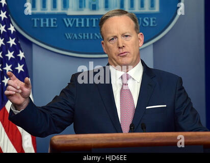 Segretario stampa della Casa Bianca Sean Spicer tiene il suo primo briefing per i media nel Brady Press Briefing Room della Casa Bianca di Washington, DC il lunedì, 23 gennaio 2017. Credito: Ron Sachs / CNP - nessun filo servizio- foto: Ron Sachs/consolidato Notizie Foto/Ron Sachs - CNP Foto Stock