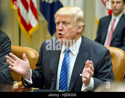 Washington, USA. 23 gen 2017. Il Presidente degli Stati Uniti, Donald Trump rende commento a colazione e la sessione di ascolto con la chiave business leader nella sala Roosevelt della Casa Bianca di Washington, DC il lunedì, 23 gennaio 2017. Credito: Ron Sachs/Piscina via CNP - nessun filo servizio- foto: Ron Sachs/consolidato Notizie Foto/Ron Sachs - Piscina via CNP/dpa/Alamy Live News Foto Stock