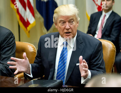 Washington, USA. 23 gen 2017. Il Presidente degli Stati Uniti, Donald Trump rende commento a colazione e la sessione di ascolto con la chiave business leader nella sala Roosevelt della Casa Bianca di Washington, DC il lunedì, 23 gennaio 2017. Credito: Ron Sachs/Piscina via CNP - nessun filo servizio- foto: Ron Sachs/consolidato Notizie Foto/Ron Sachs - Piscina via CNP/dpa/Alamy Live News Foto Stock