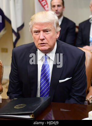 Washington, USA. 23 gen 2017. Il Presidente degli Stati Uniti, Donald Trump rende commento come egli ospita la prima colazione e la sessione di ascolto con la chiave business leader nella sala Roosevelt della Casa Bianca di Washington, DC il lunedì, 23 gennaio 2017. Credito: Ron Sachs/Piscina via CNP - nessun filo servizio- foto: Ron Sachs/consolidato Notizie Foto/Ron Sachs - Piscina via CNP/dpa/Alamy Live News Foto Stock